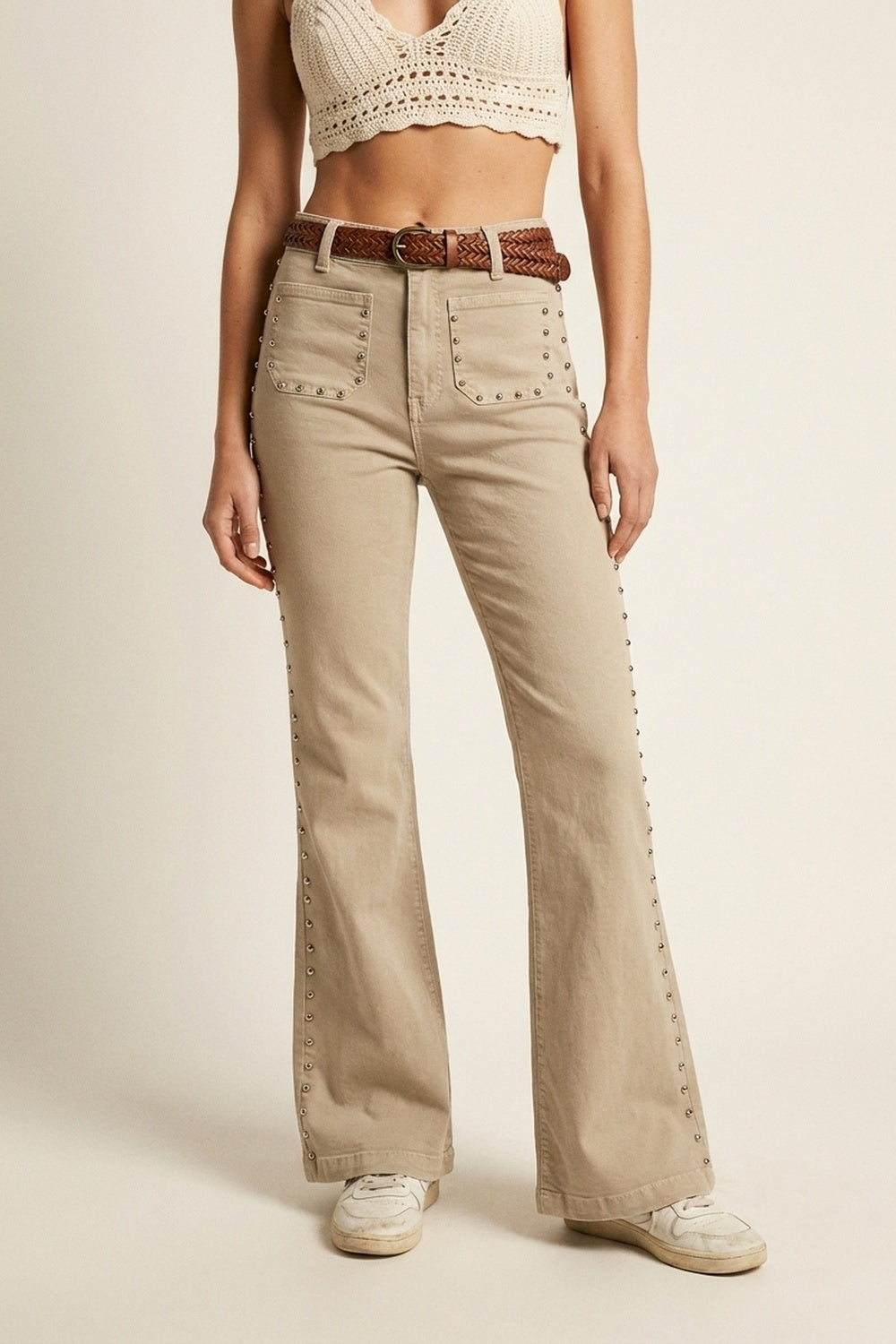 Q2 Pantalon évasé beige avec détails latéraux cloutés