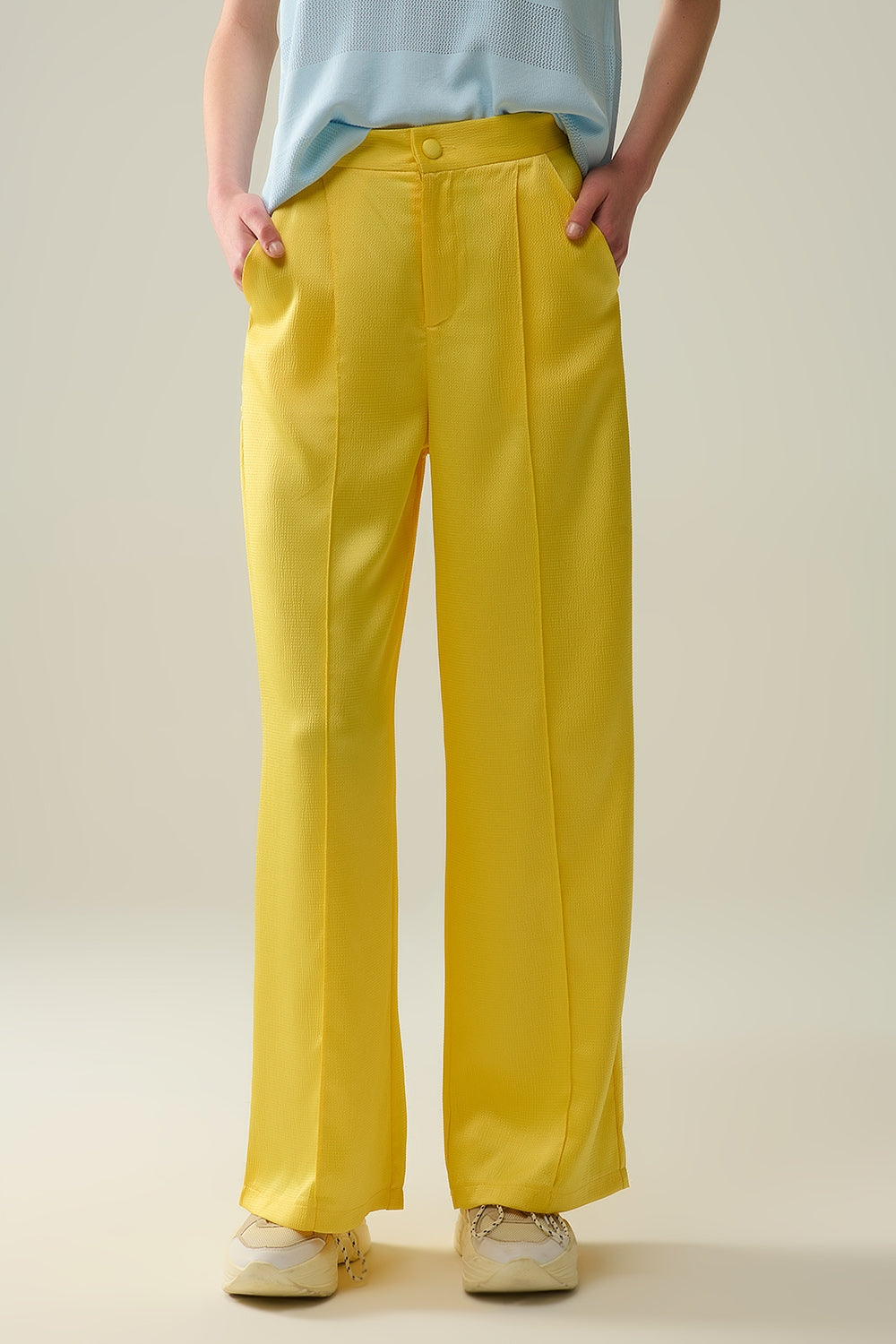 Q2 pantalon large jaune en satin texturé