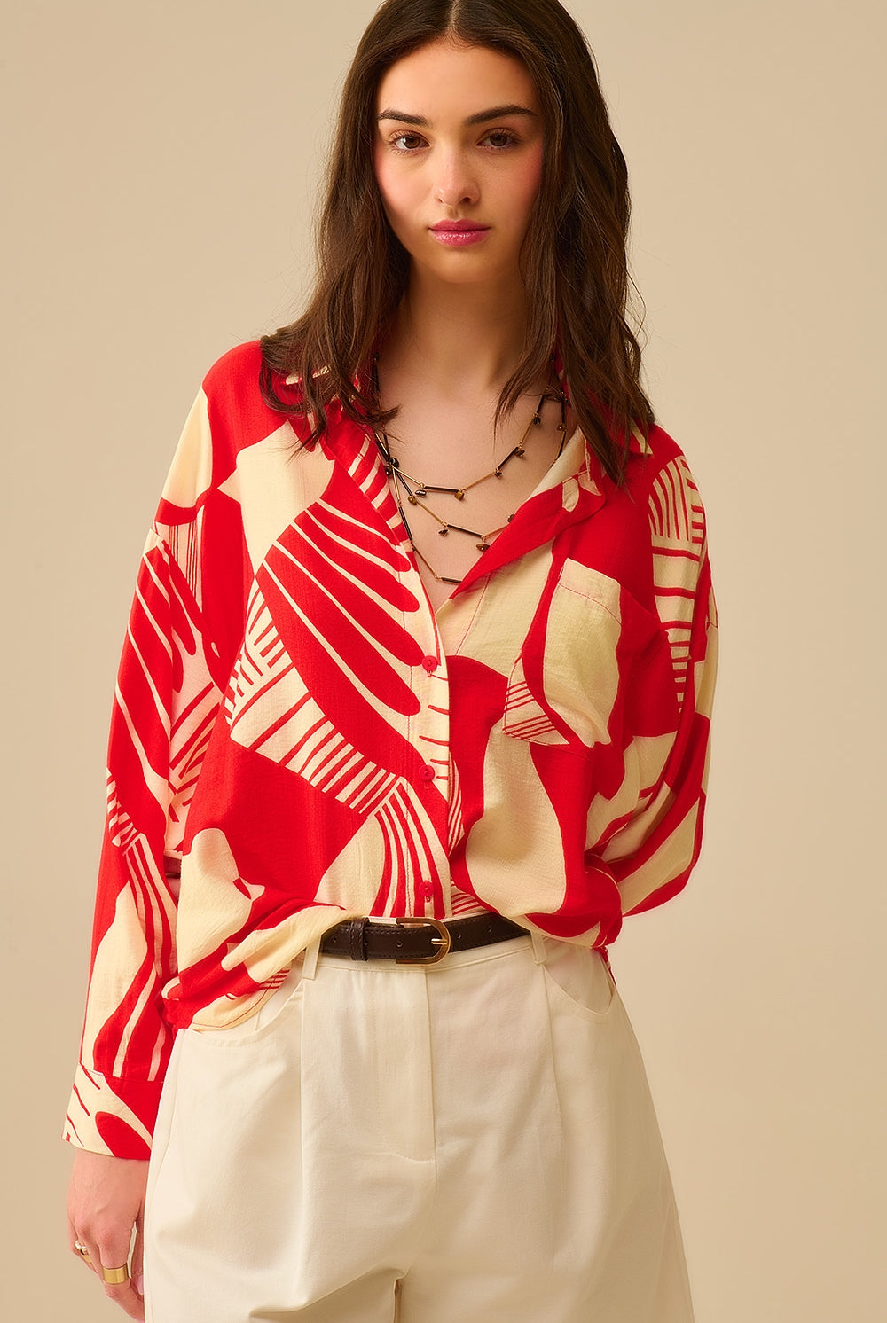 Q2 Polo rouge à imprimé abstrait