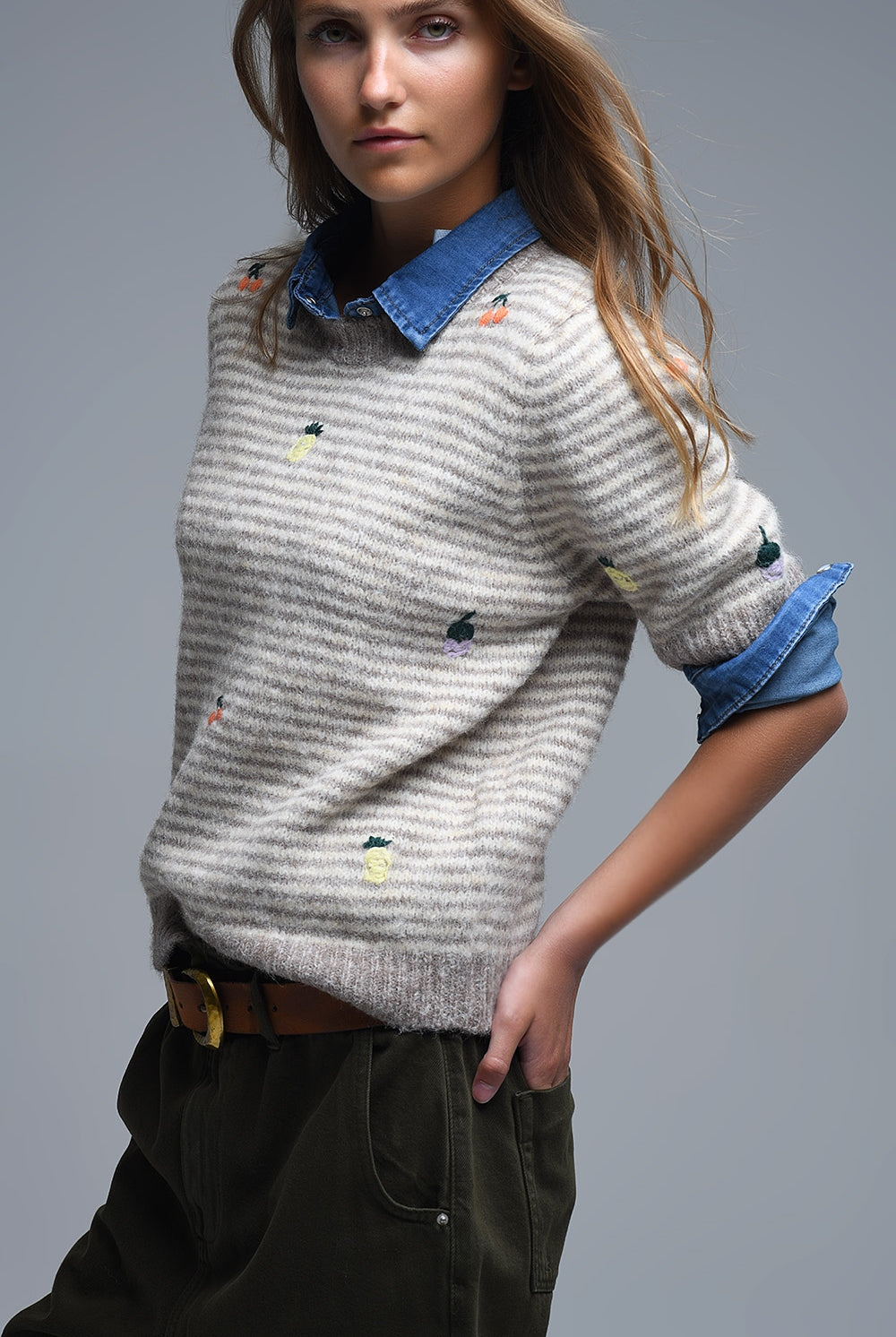 Q2 Pull brodé à manches courtes et rayures beiges