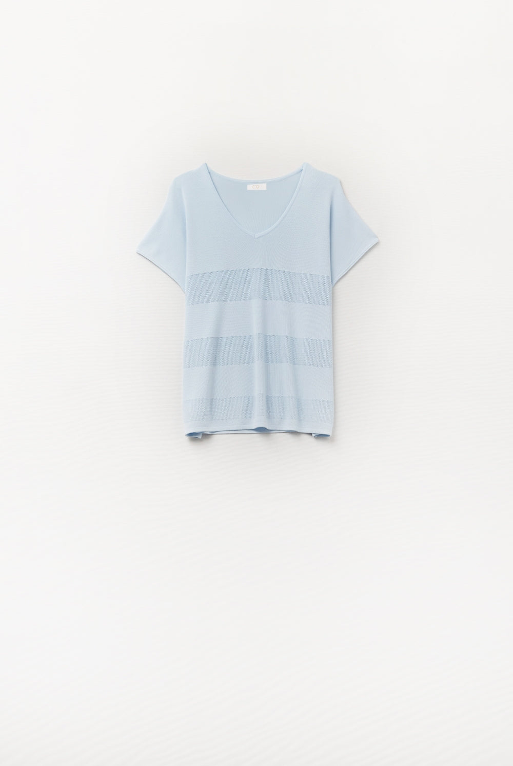 Q2 Pull col en V bleu bébé avec détail en maille ajourée