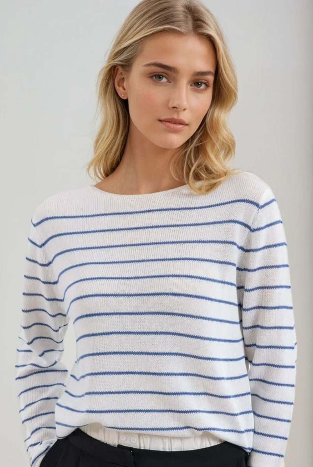 Q2 Pull crème à rayures bleues en maille fine