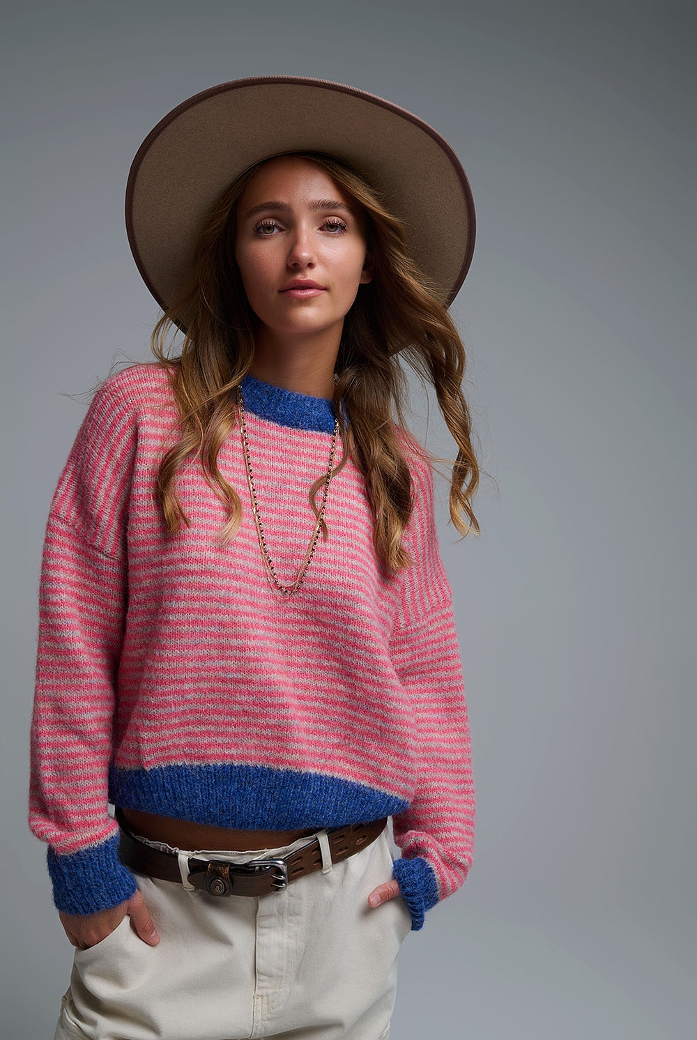 Q2 Pull en tricot à rayures vives avec détails en bleu marine