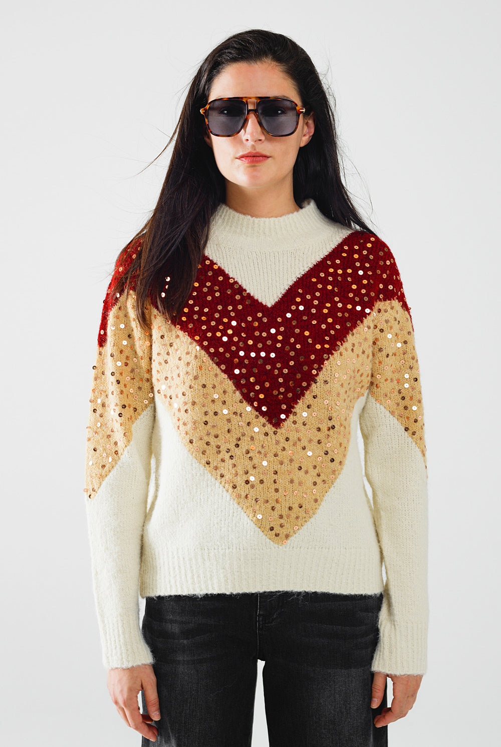 Q2 pull-over en tricot color block bordeaux et beige avec ornements en paillettes