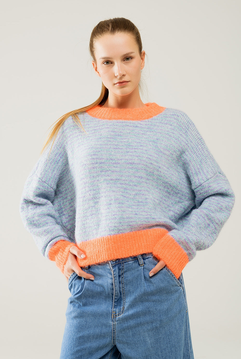 Q2 Pull oversize en maille bleu clair/orange