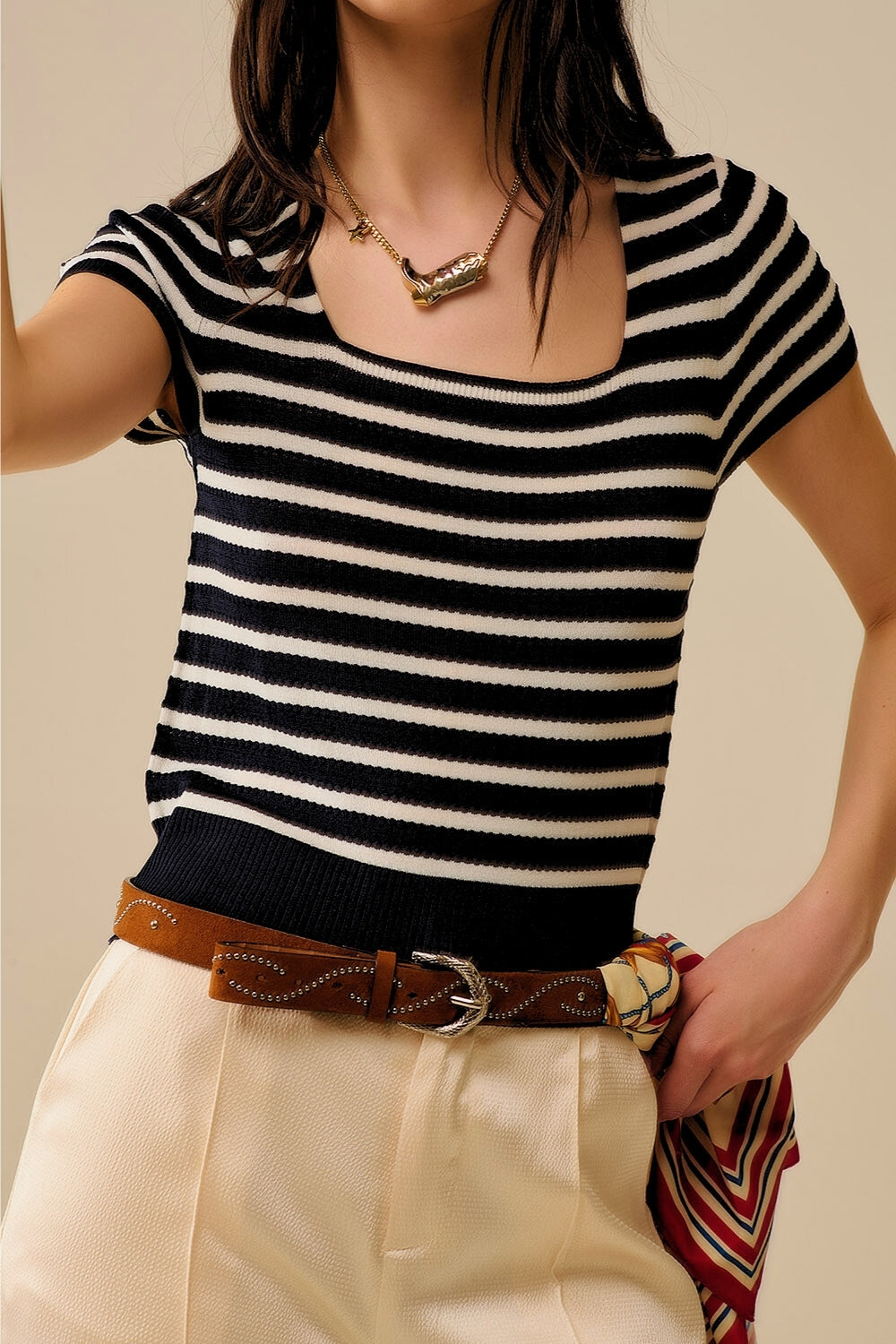 Q2 Pull rayé à col carré en blanc et noir