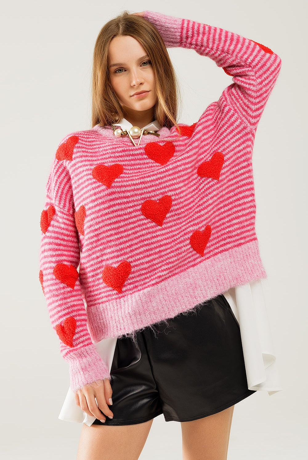 Q2 Pull rayé rose avec des coeurs de couleur rouge
