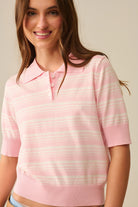 Q2 Pull rayé rose et blanc à col polo