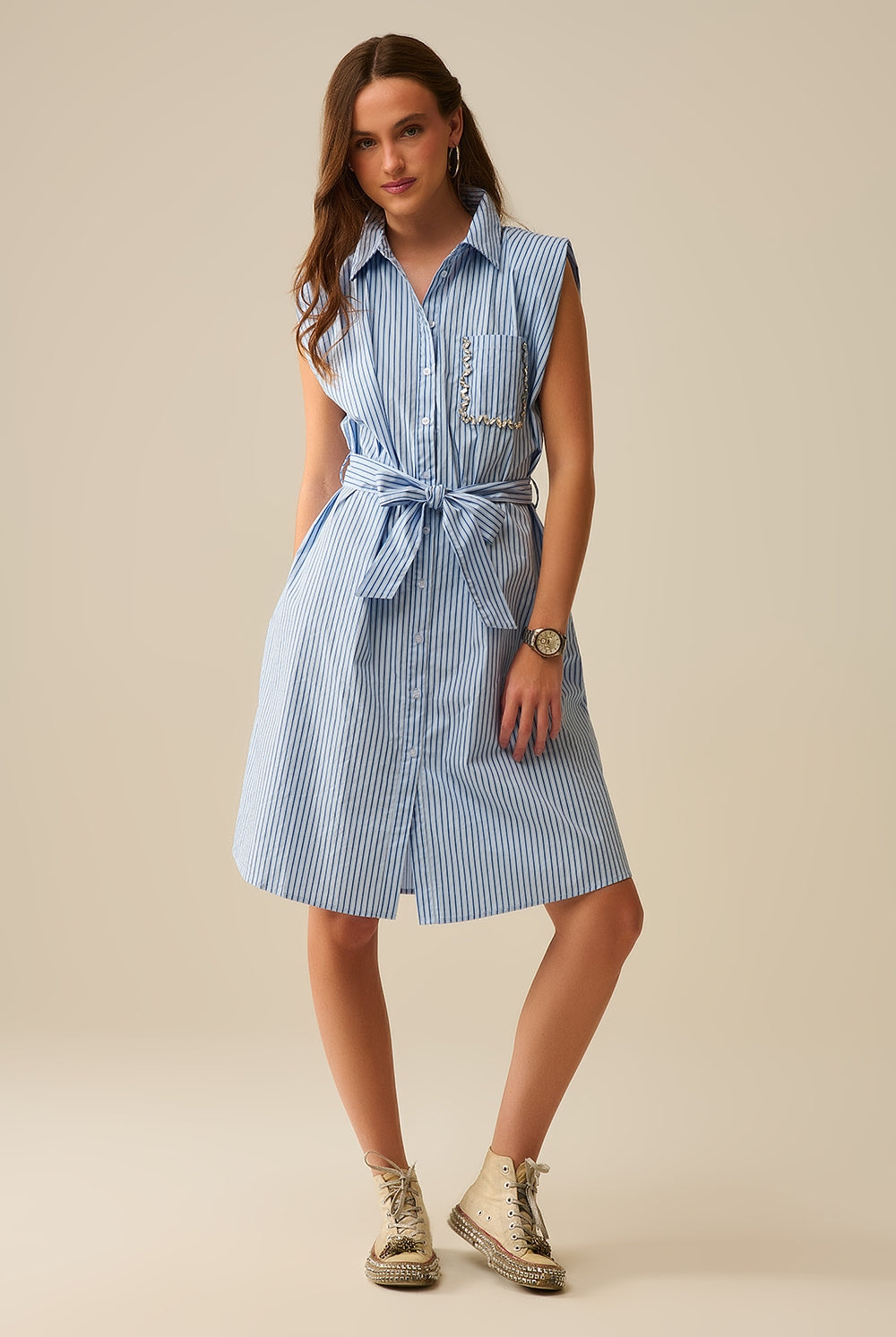 Q2 Robe chemise sans manches avec ceinture et poche brodée