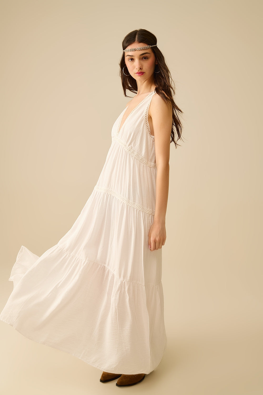 Q2 Robe longue blanche avec détails en dentelle et style boho