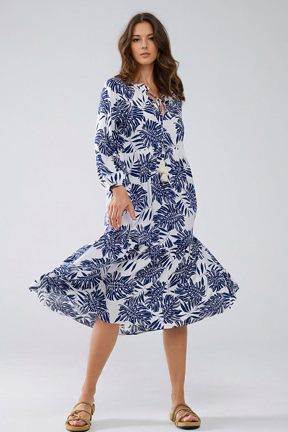 Q2 Robe longue boho à manches ballon et imprimé feuilles en bleu foncé et blanc