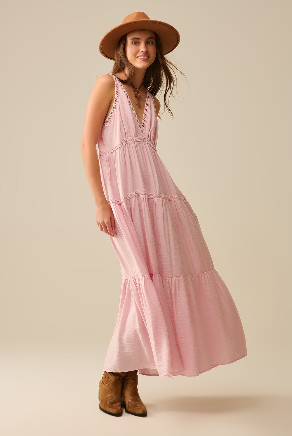 Q2 Robe longue rose avec détails en dentelle et style boho