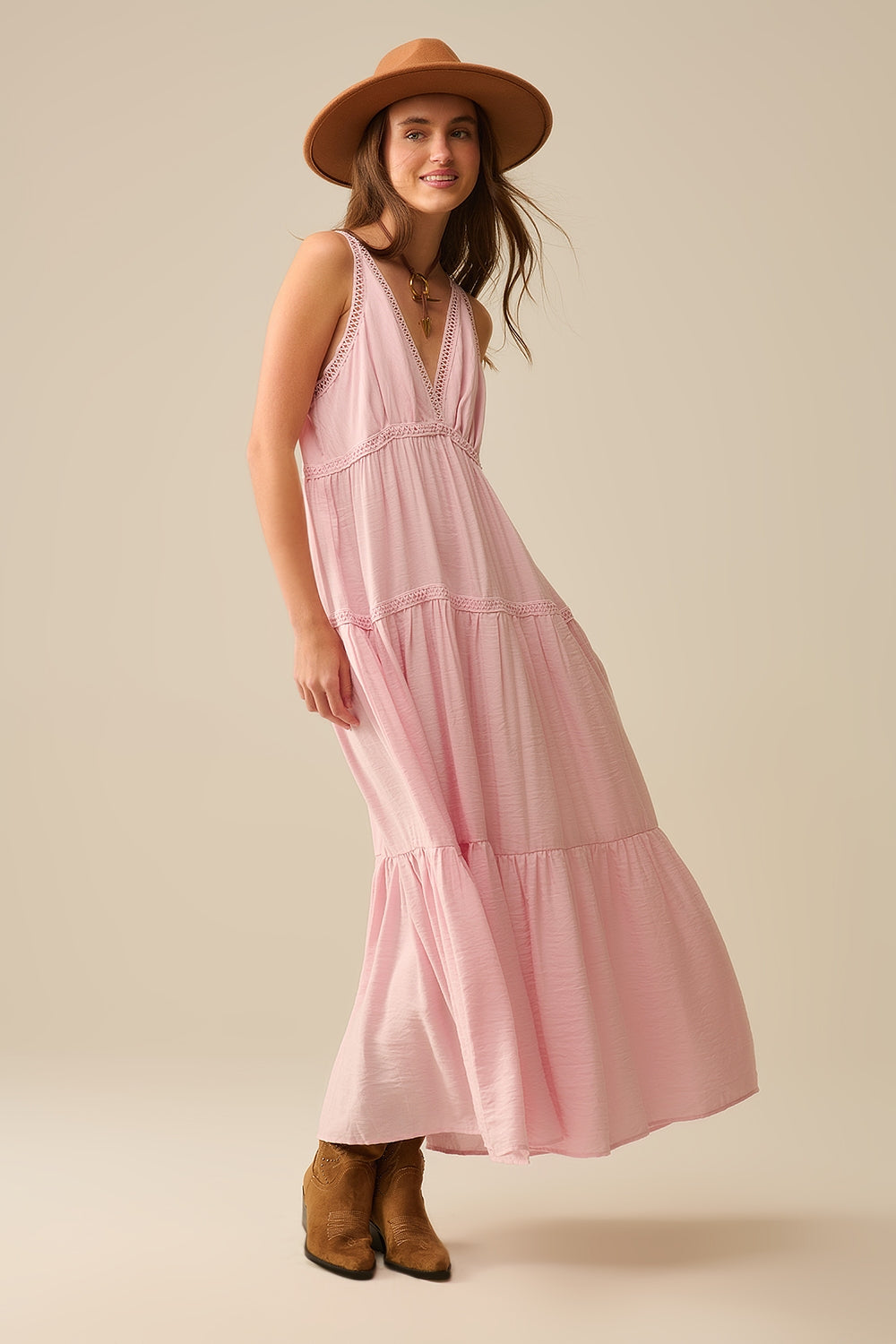 Q2 Robe longue rose avec détails en dentelle et style boho