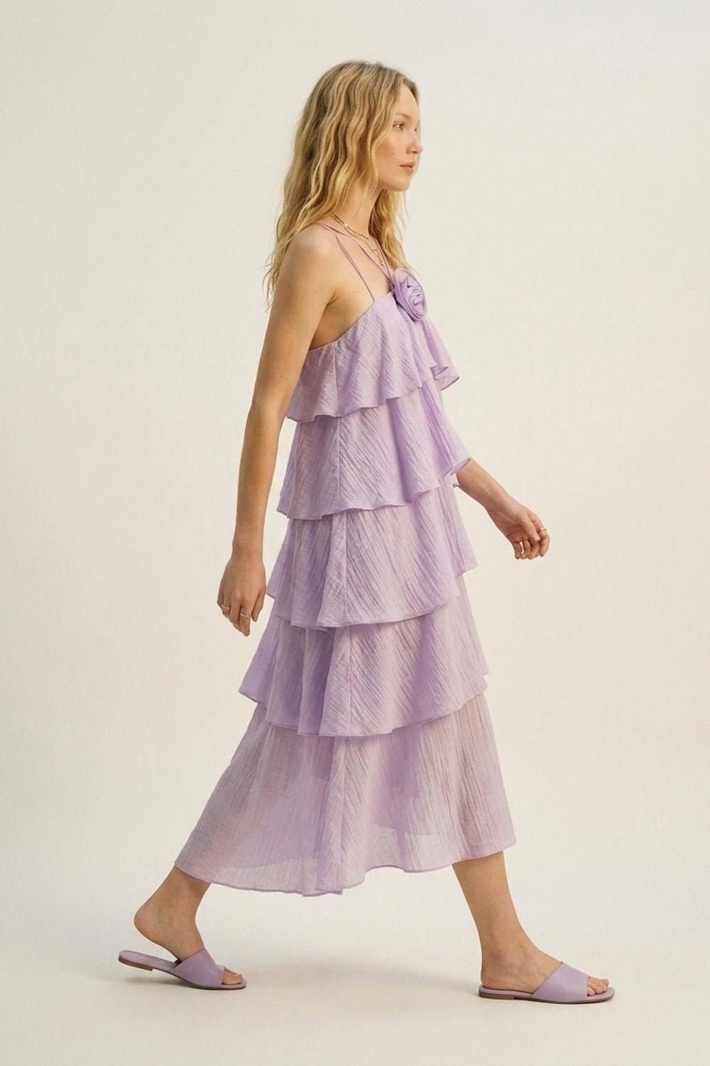 Q2 Robe Maxi Lilas à Volants Plissés en Tissu Tissé avec Détail de Rose