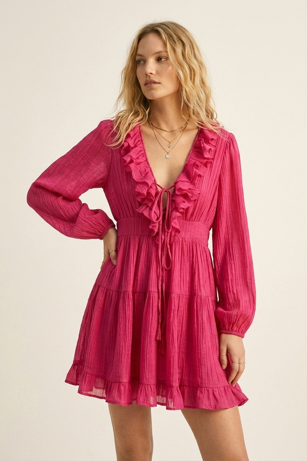 Q2 Robe mini à volants en mousseline froissée fuchsia avec encolure en V et ceinture à nouer