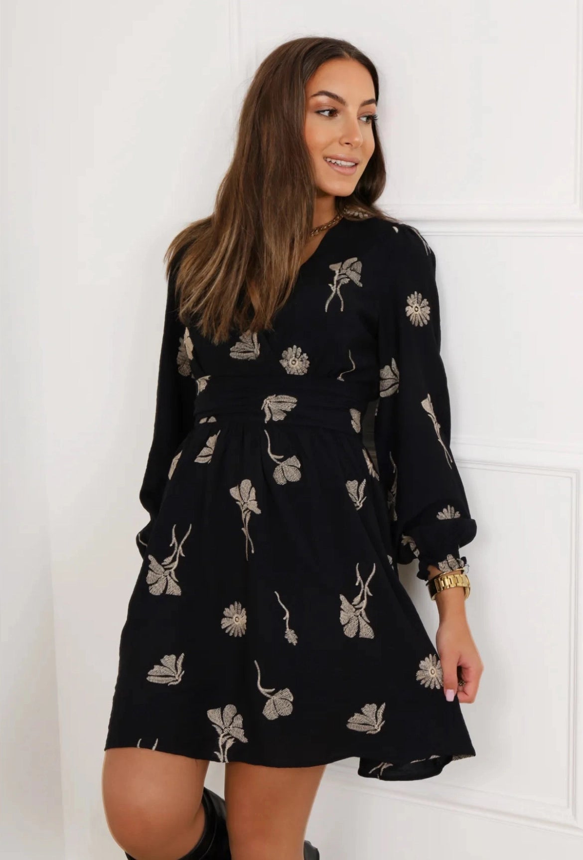 Robe Noire Midi Patineuse à Imprimé Doré : Élégance et Confort Réunis - La boutique de Nannye