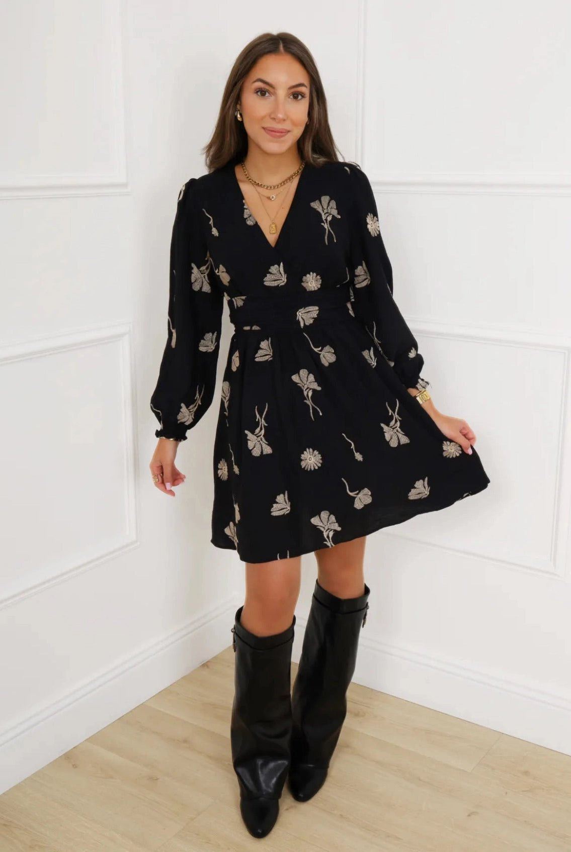 Robe Noire Midi Patineuse à Imprimé Doré : Élégance et Confort Réunis - La boutique de Nannye