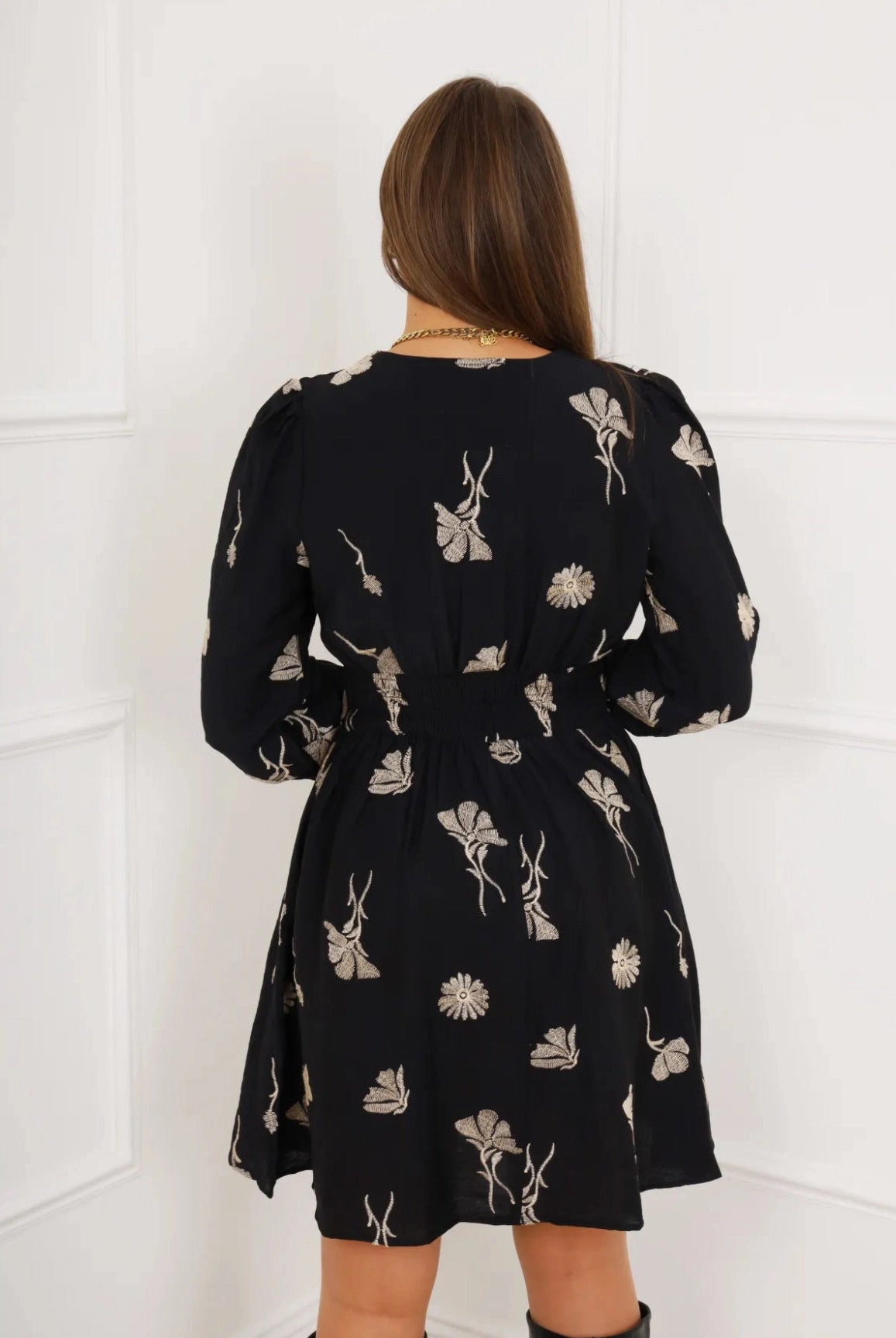 Robe Noire Midi Patineuse à Imprimé Doré : Élégance et Confort Réunis - La boutique de Nannye