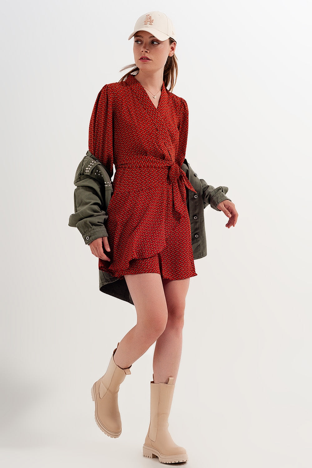 Q2 Robe portefeuille courte à décolleté plongeant et imprimé géométrique