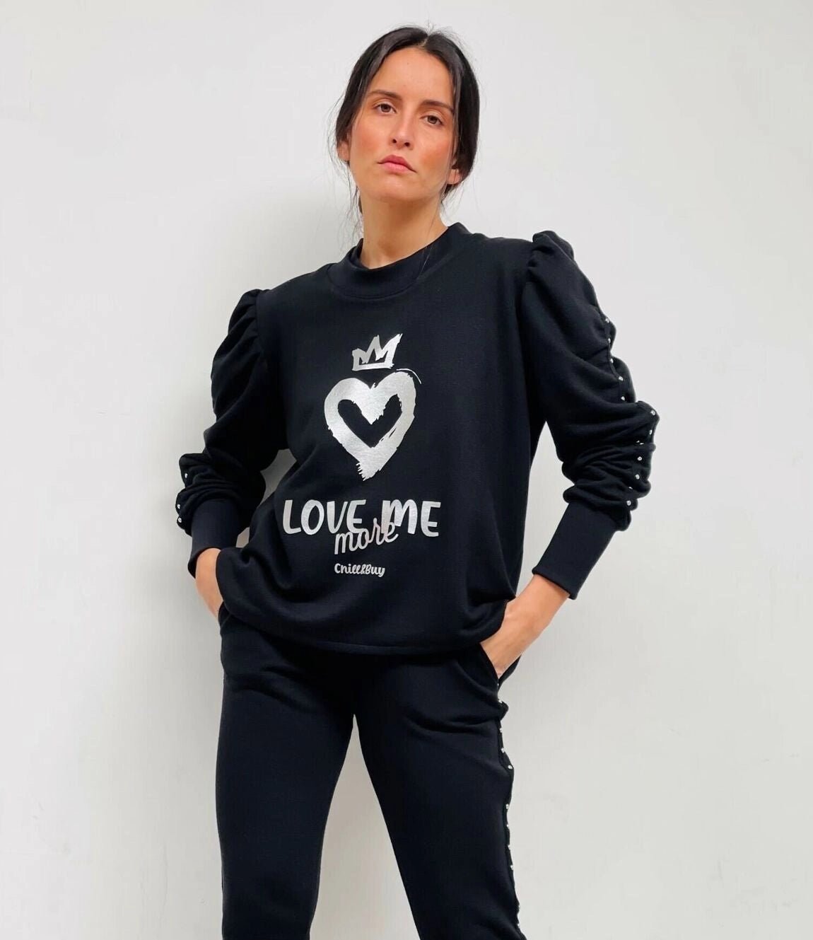 Sweat noir clouté Love Me More - La boutique de Nannye