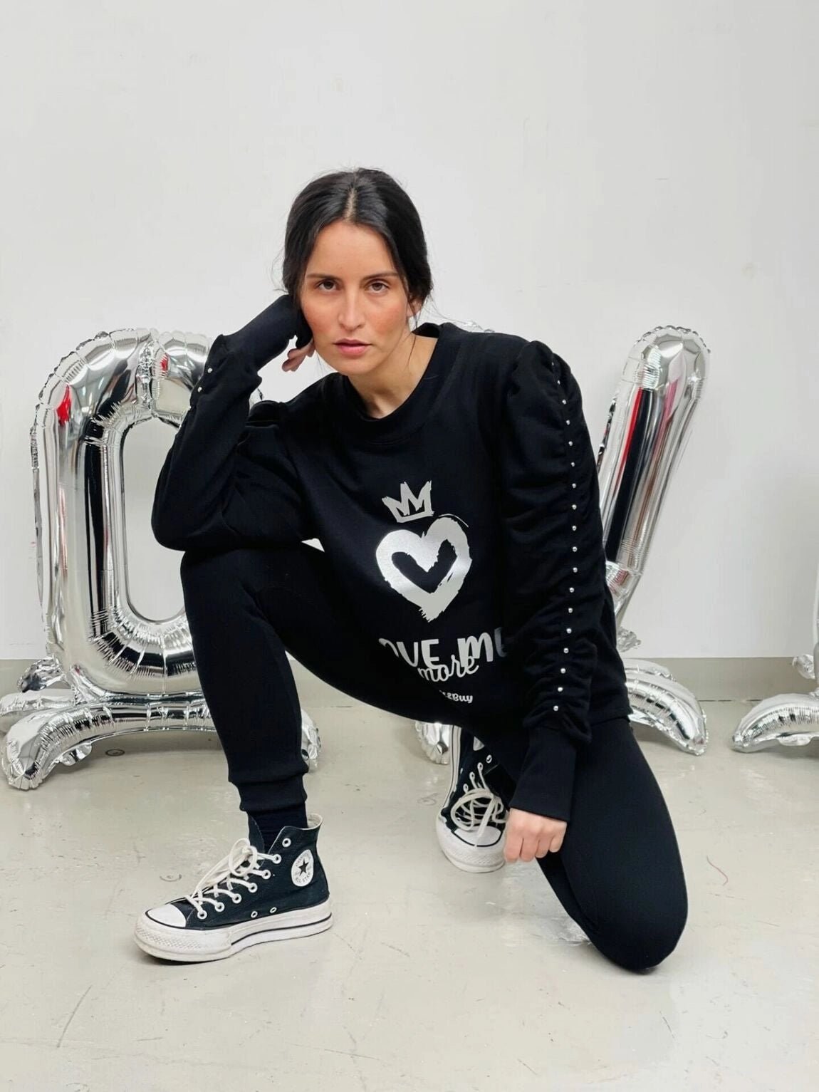 Sweat noir clouté Love Me More - La boutique de Nannye