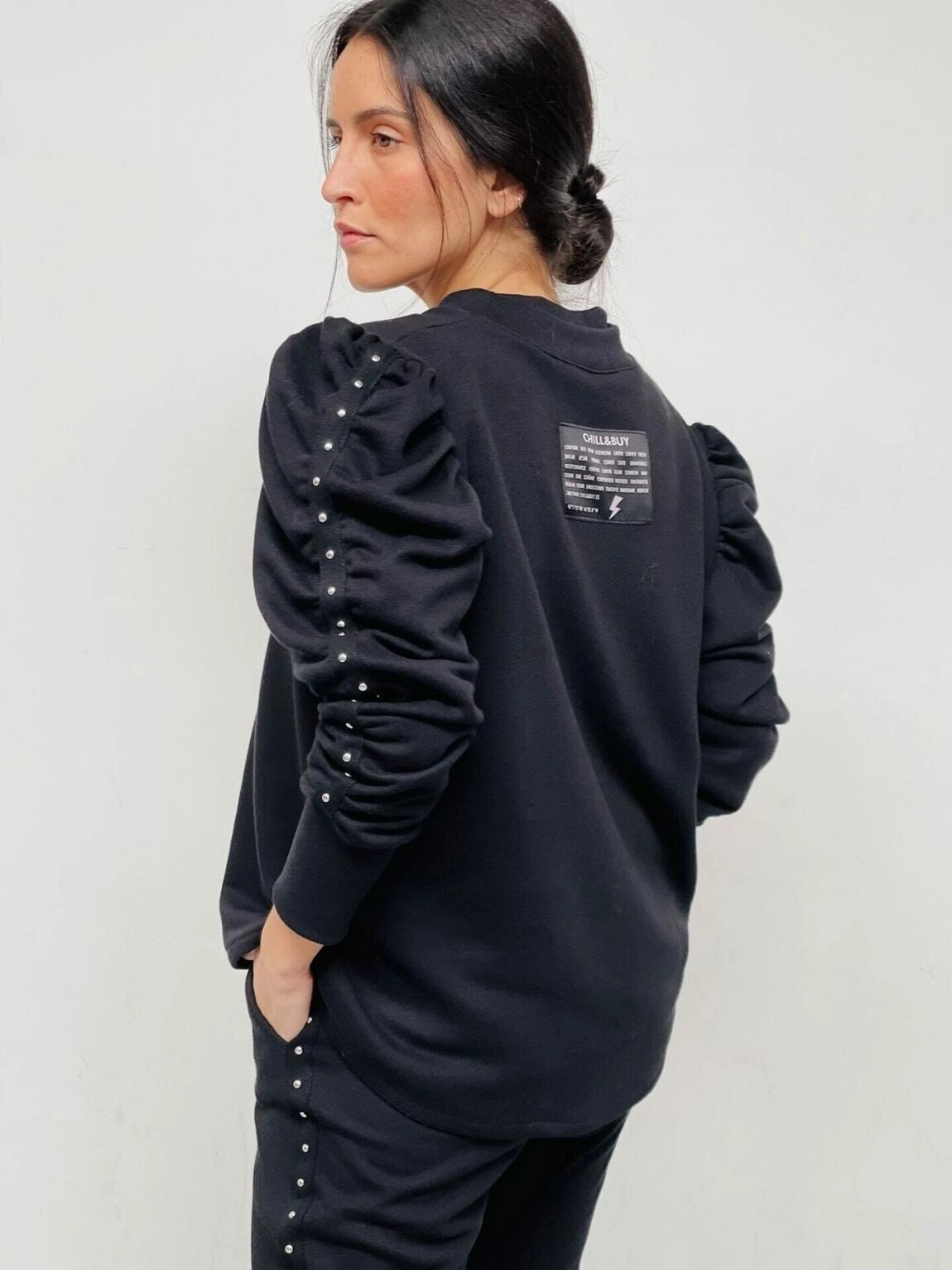 Sweat noir clouté Love Me More - La boutique de Nannye