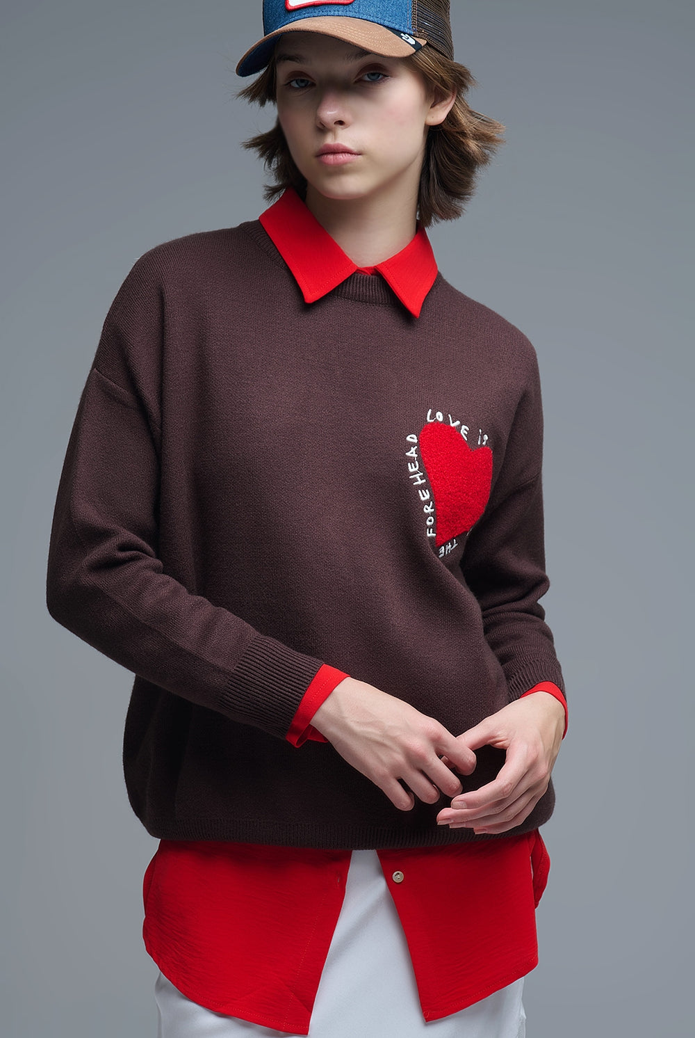 Q2 Sweatshirt tricoté avec texte et cœur brodé en marron