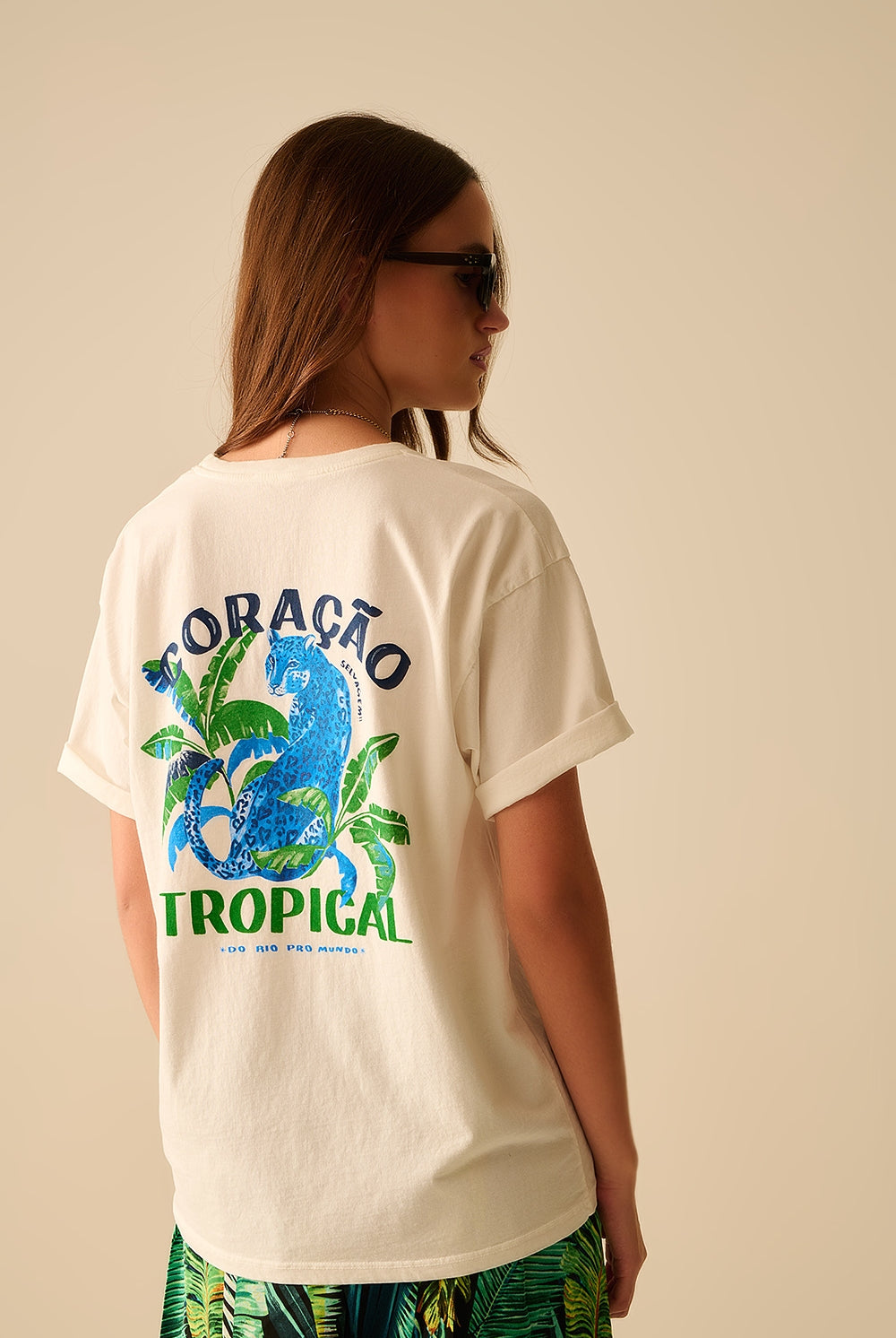 Q2 T-shirt blanche fabriquée en Italie avec imprimé graphique tropical