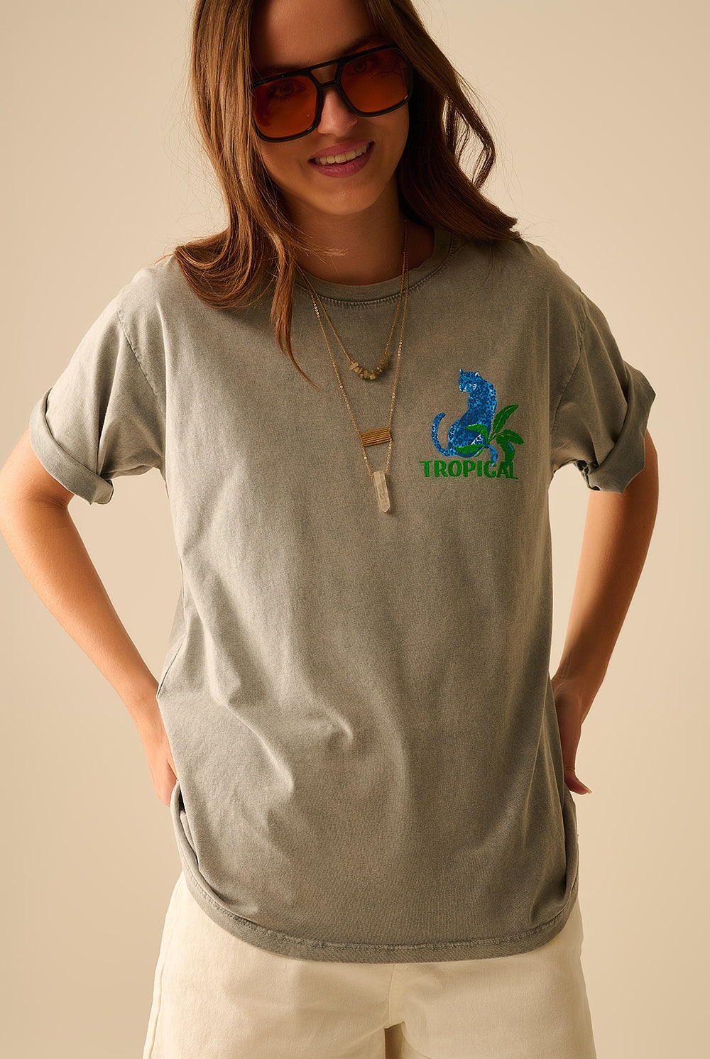 Q2 T-shirt gris fabriqué en Italie avec imprimé graphique tropical