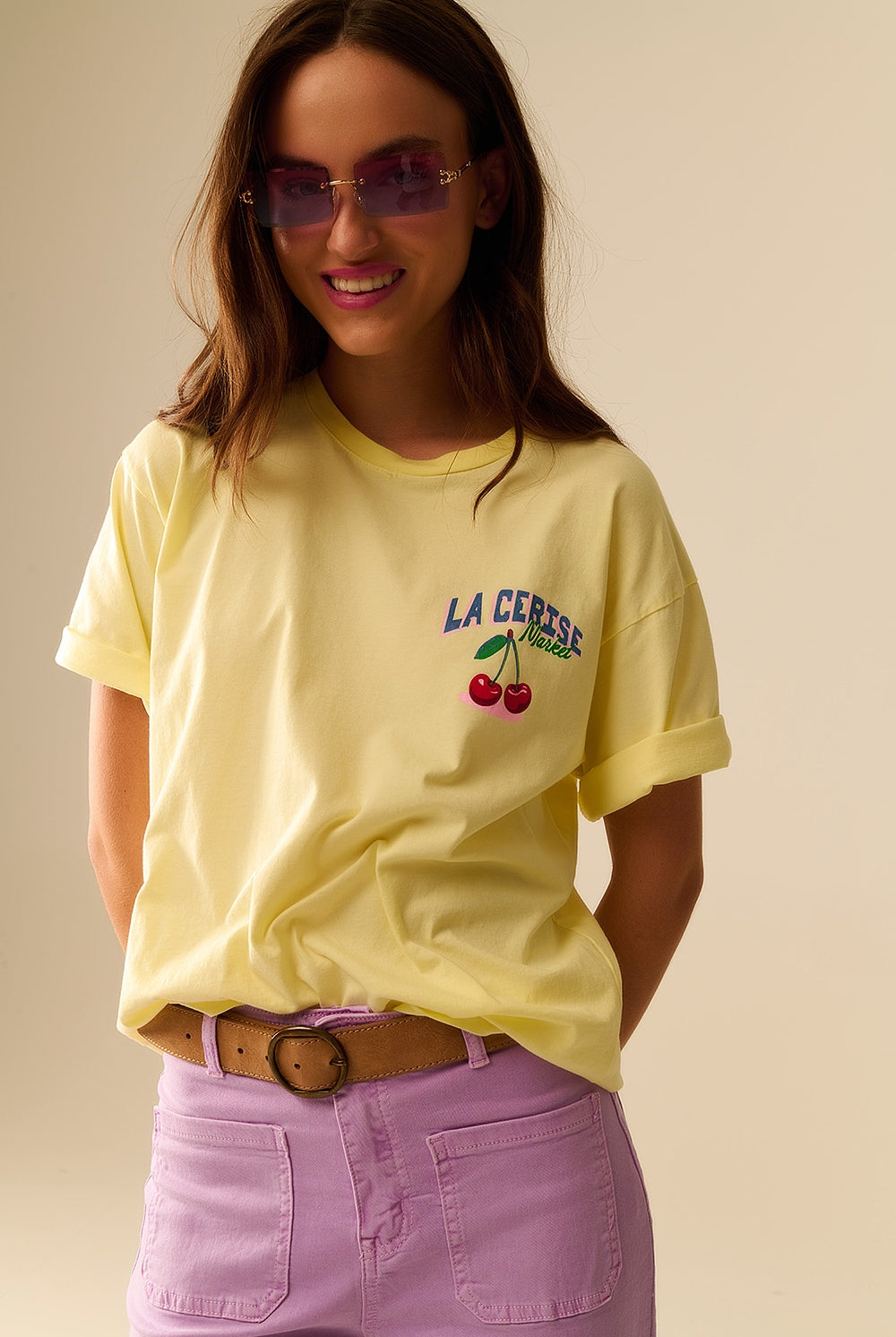 Q2 T-shirt jaune avec graphique Marché La Cerise Saint-Tropez
