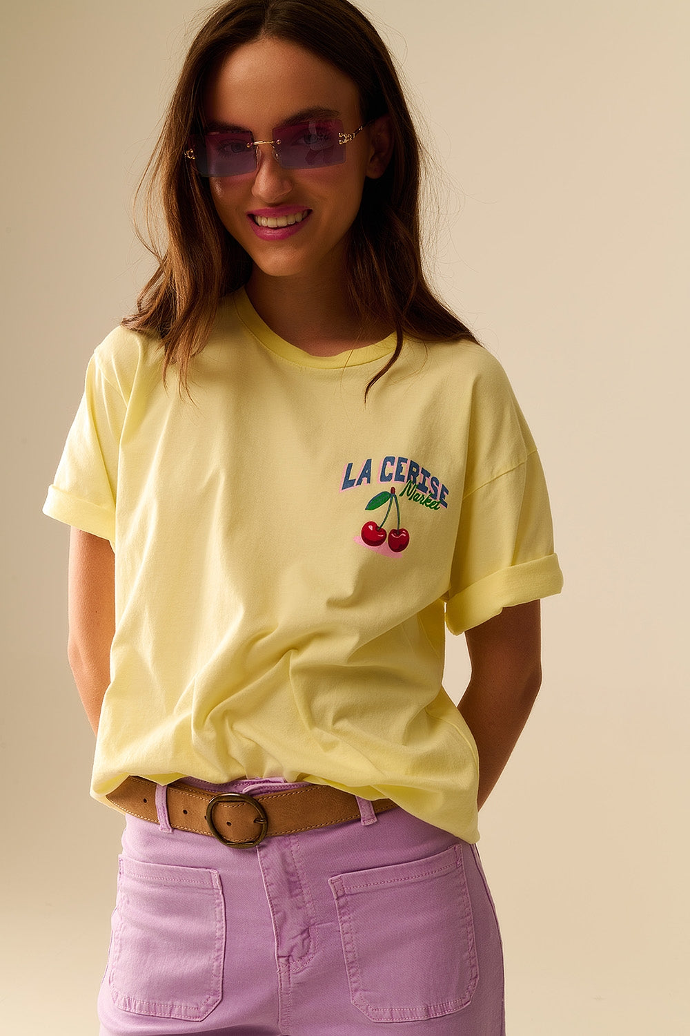 Q2 T-shirt jaune avec graphique Marché La Cerise Saint-Tropez