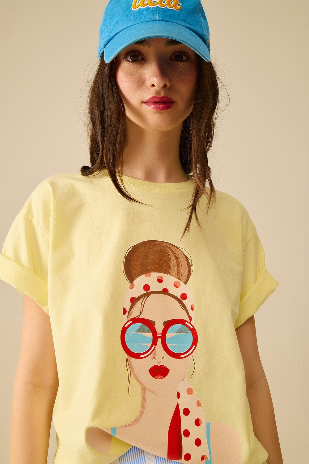 Q2 T-shirt jaune fabriqué en Italie avec un graphisme de fille vintage