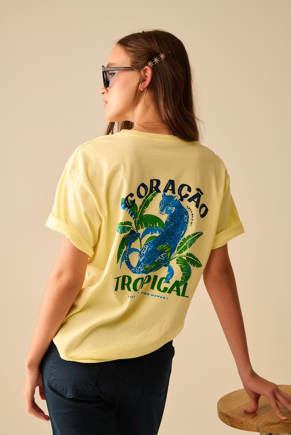 Q2 T-shirt jaune fabriquée en Italie avec imprimé graphique tropical
