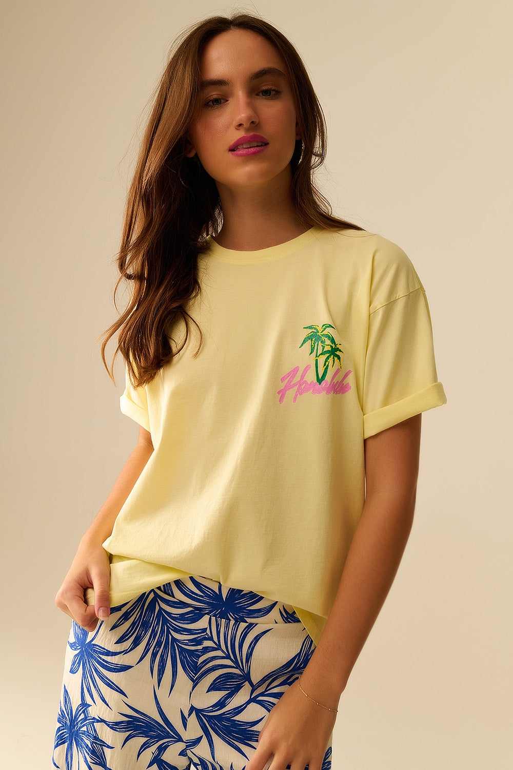 Q2 T-shirt jaune fabriquée en Italie avec motif Honolulu