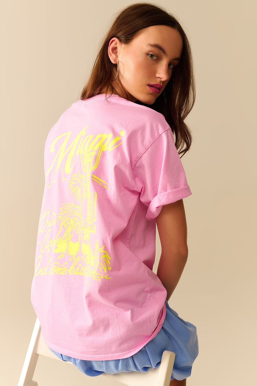 Q2 T-shirt rose avec logo Miami imprimé en jaune