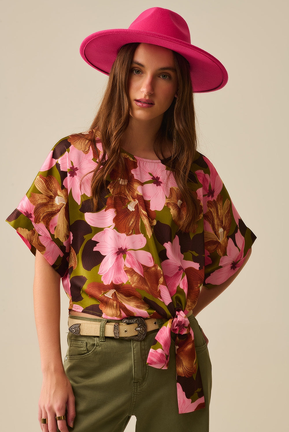 Q2 Top à nœud floral sur fond vert en tissu satiné