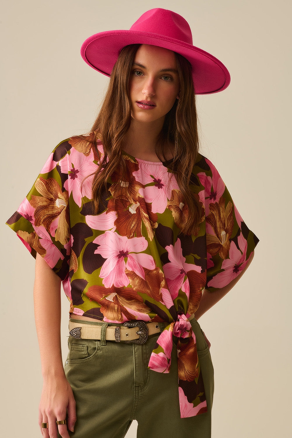 Q2 Top à nœud floral sur fond vert en tissu satiné