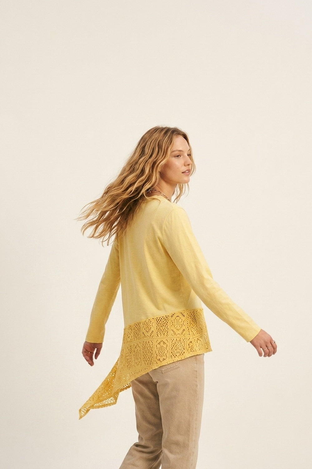 Q2 Top avec insertion en crochet et ourlet asymétrique en jaune