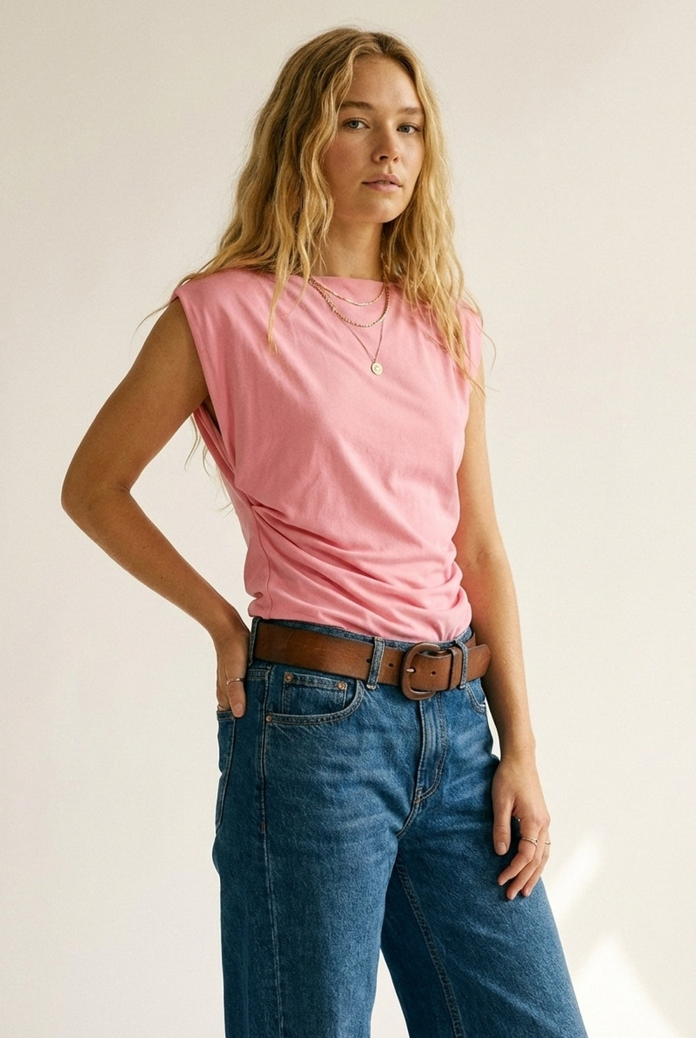 Q2 Top drapé sans manches asymétrique rose pour femmes