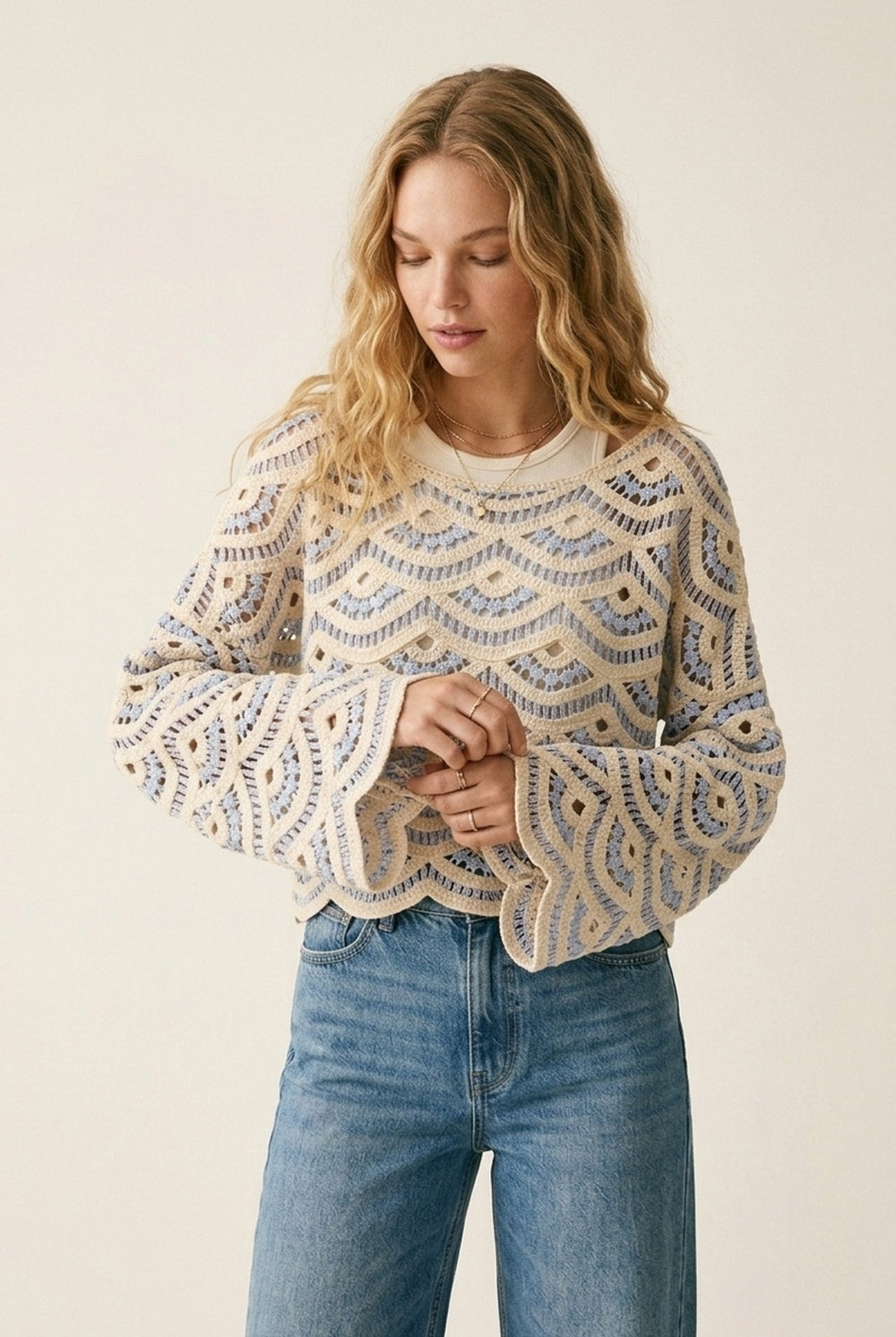 Q2 Top en crochet bleu clair avec manches larges et bordures festonnées