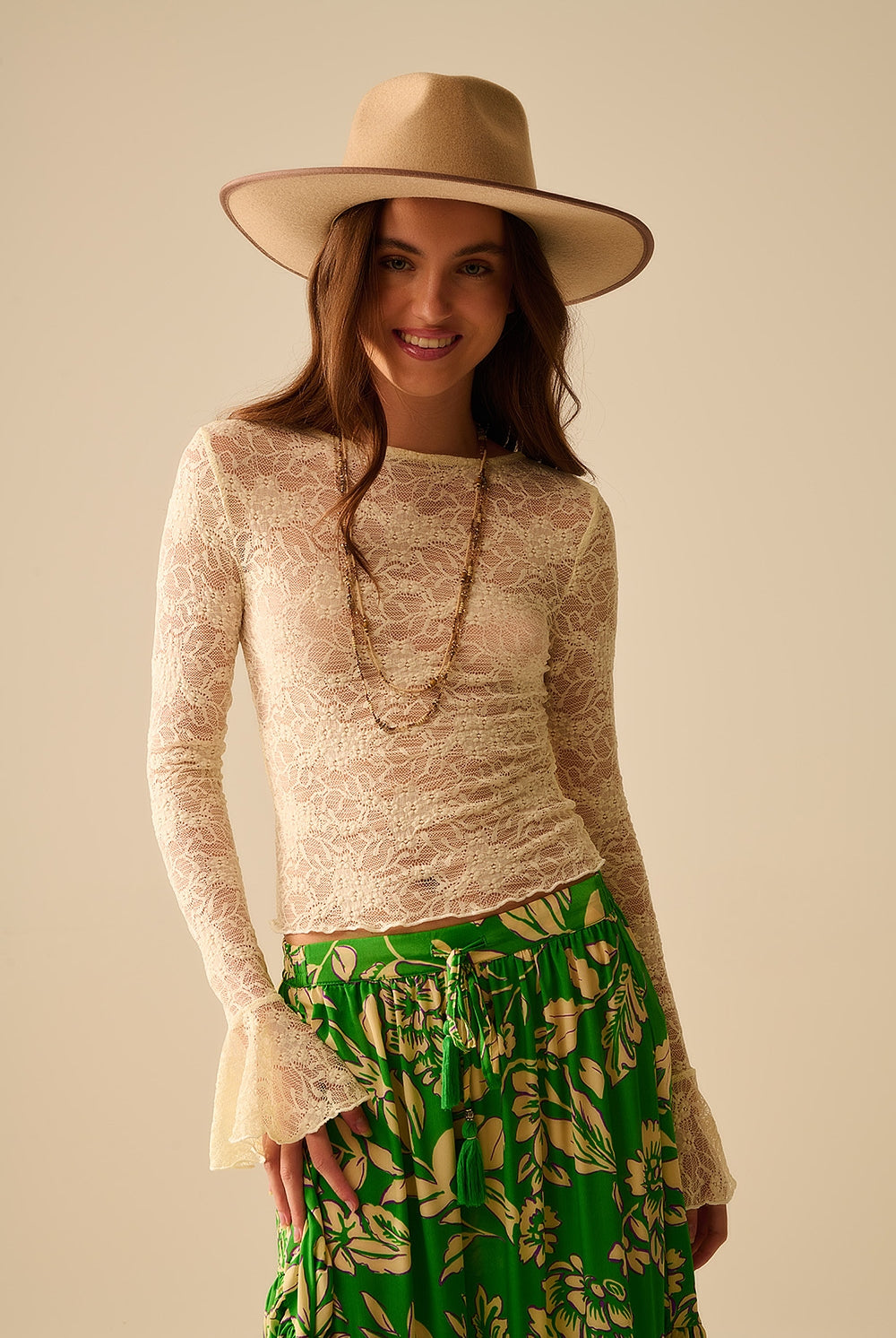 Q2 Top en dentelle crème avec manches longues évasées et volants