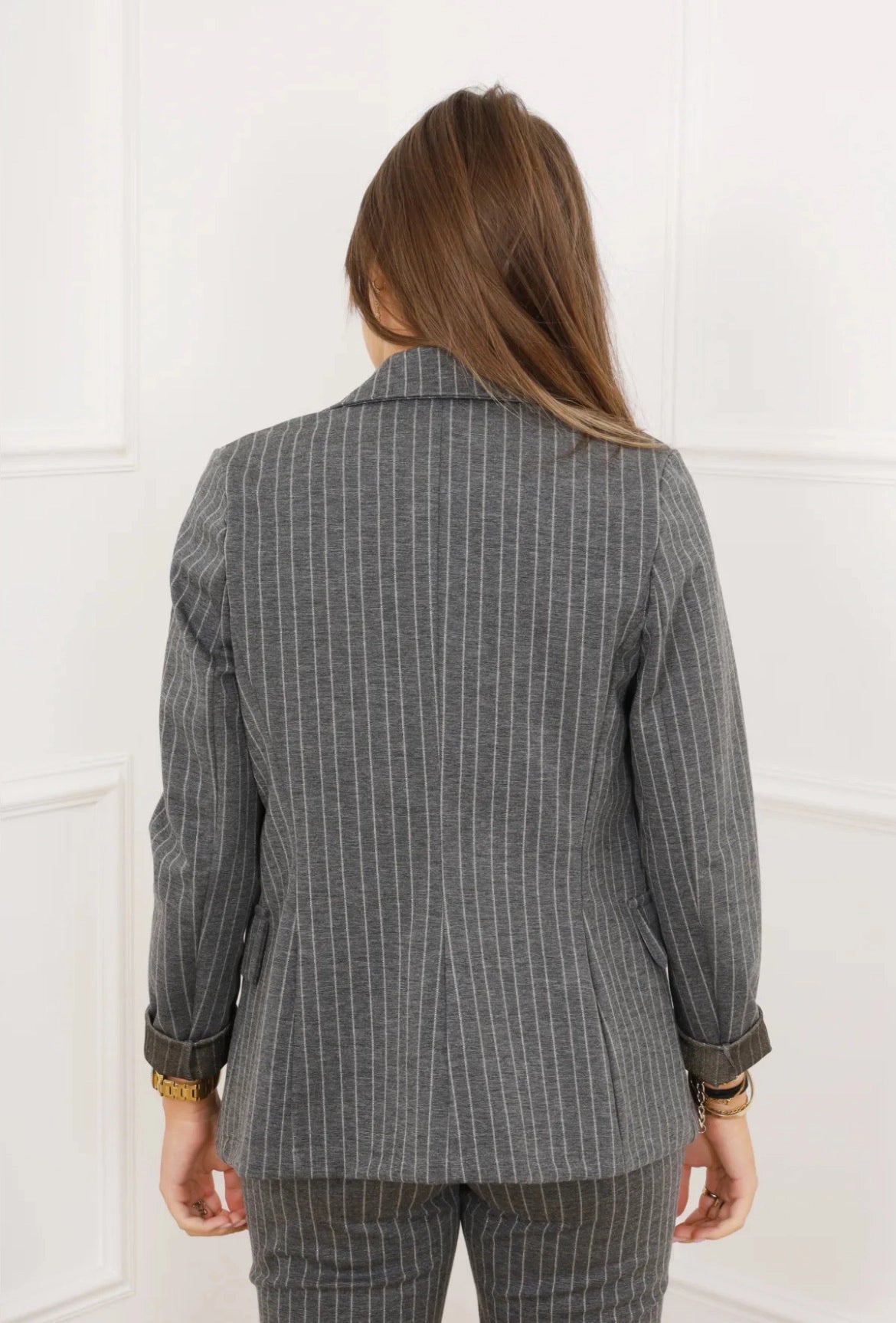 Veste Grise Rayée "Crown" avec Écussons – Style Collège, Élégance et Tendance - La boutique de Nannye
