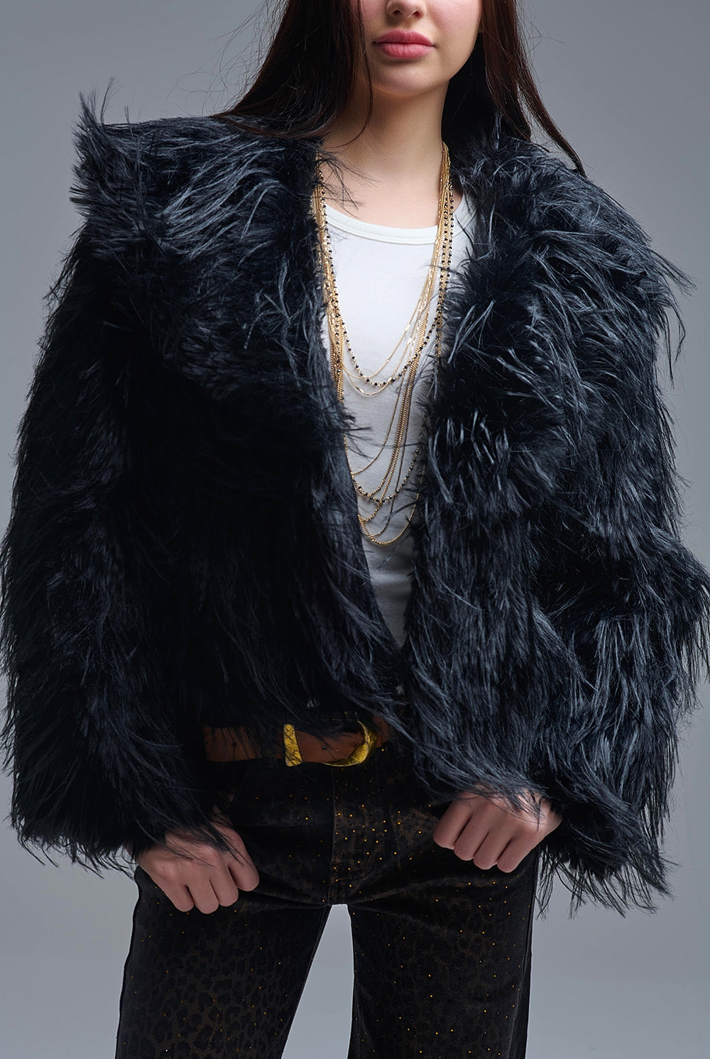 Q2 Veste noire en fausse fourrure avec grand col