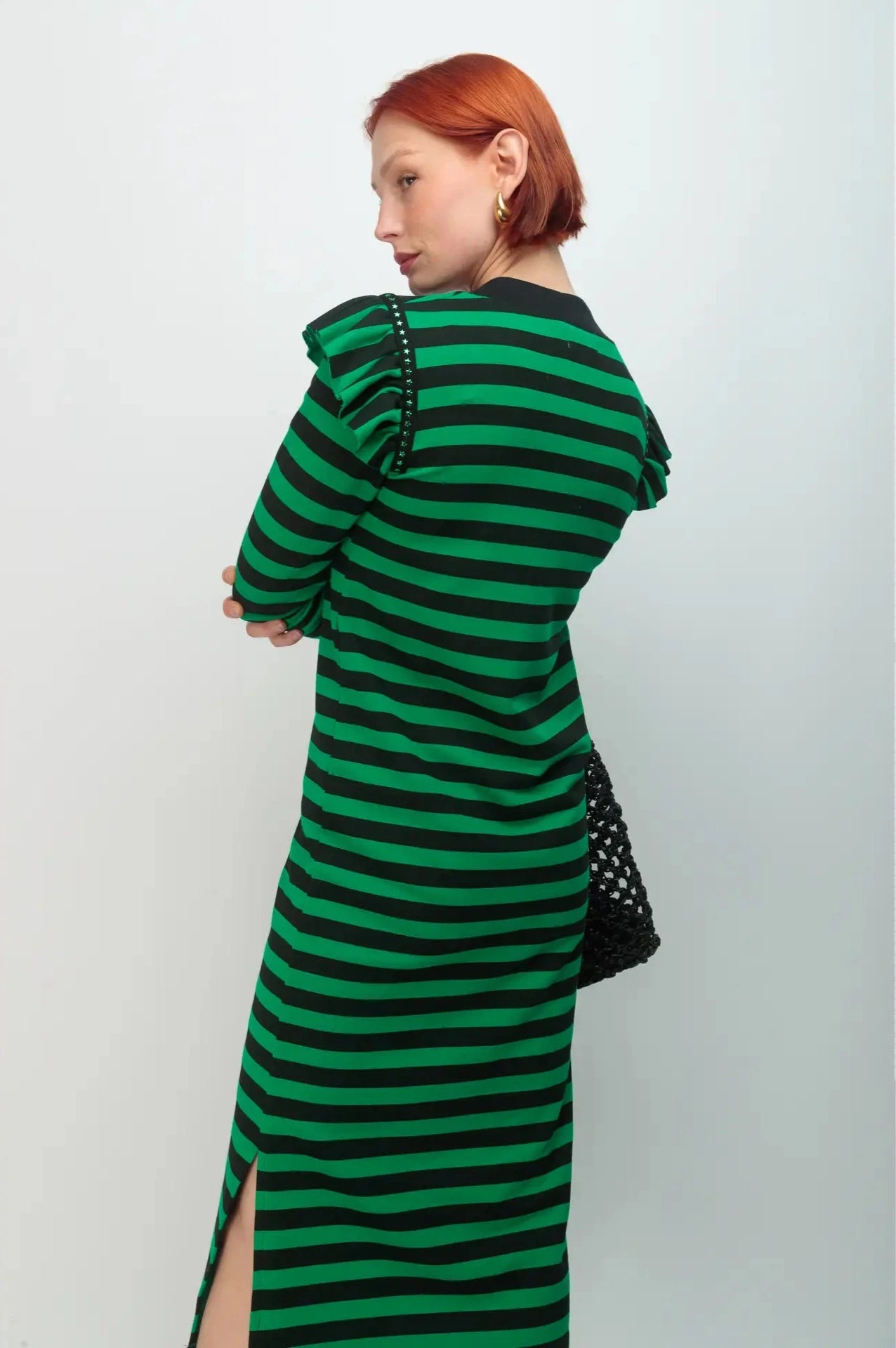 Robe longue femme Rebel Star à rayures vertes et noires, imprimé frontal, décolleté en V et détails cloutés. Tissu doux et extensible, look audacieux et confortable.