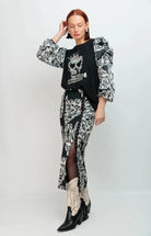 T-shirt femme Esencia Skull Affaire avec imprimé crâne métallisé, manches bouffantes contrastées et coupe droite. Original, élégant et tendance.
