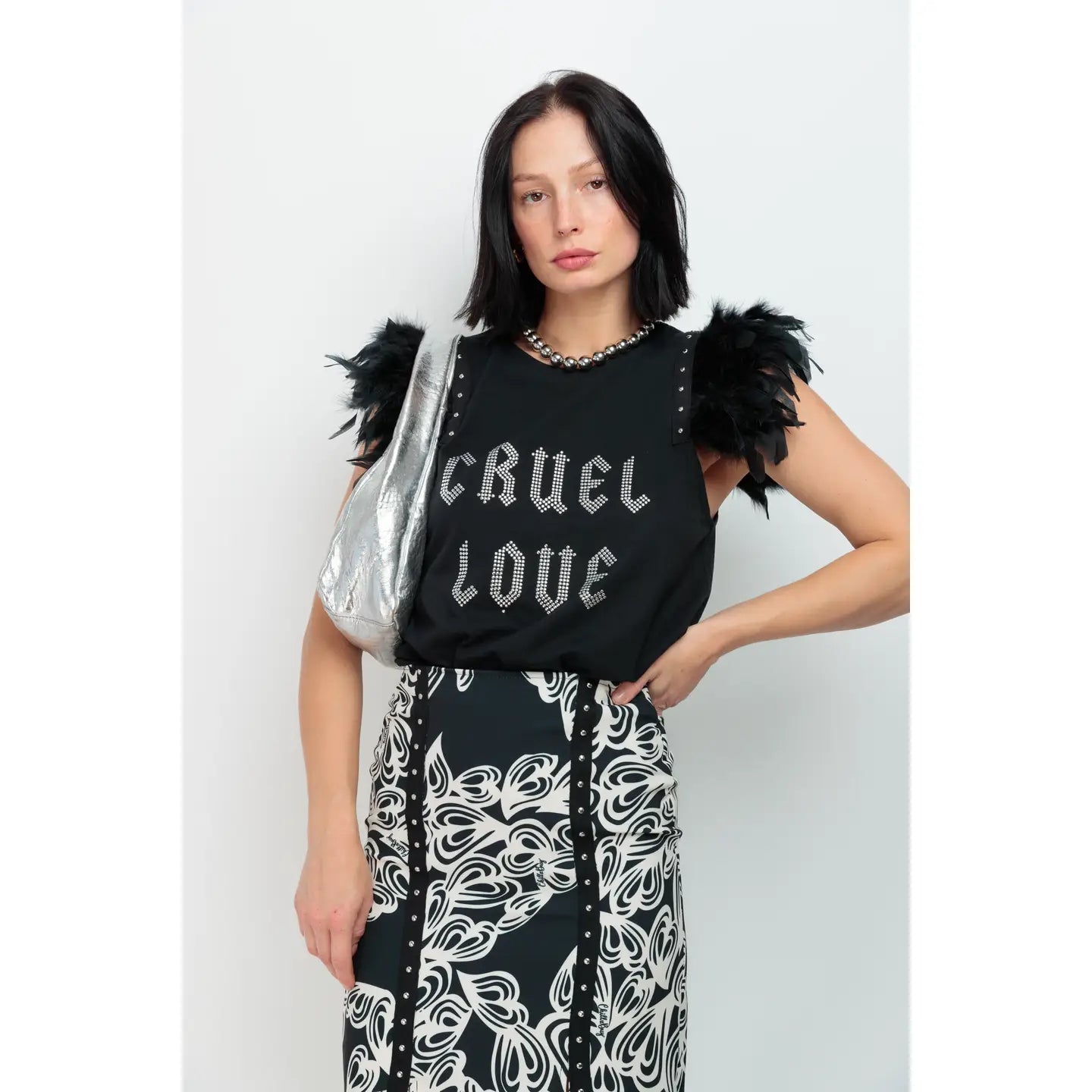 T-shirt Plumes Cruel Love – Une alliance parfaite entre élégance et caractère