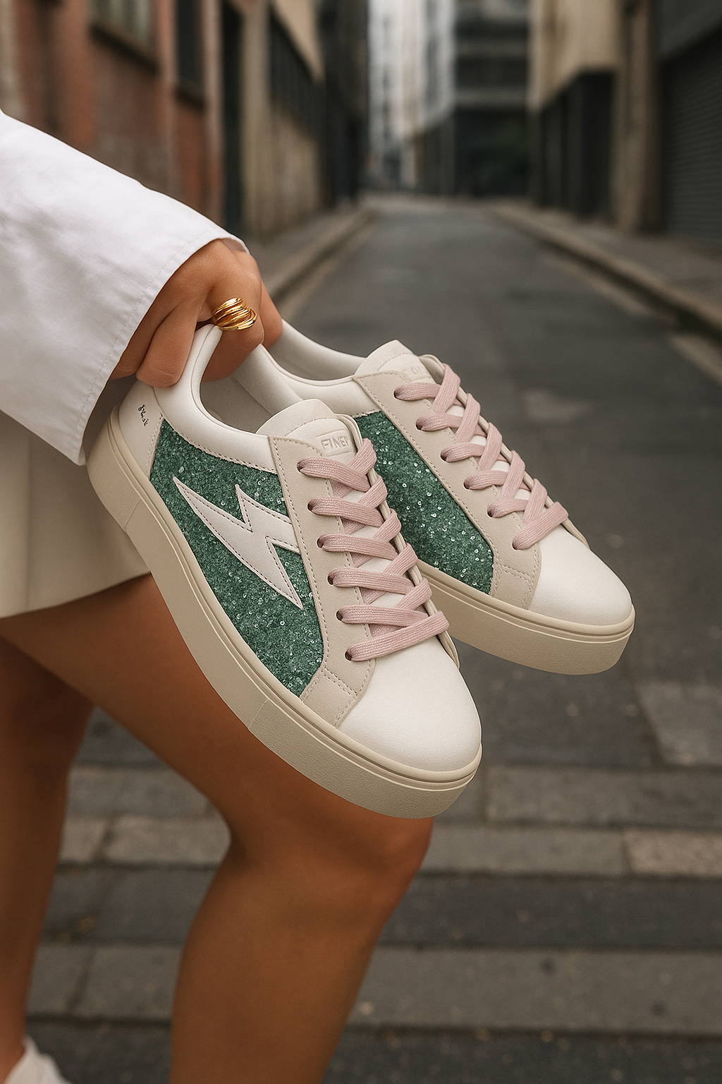 Baskets Lucky Base blanches paillettes argentees et details roses