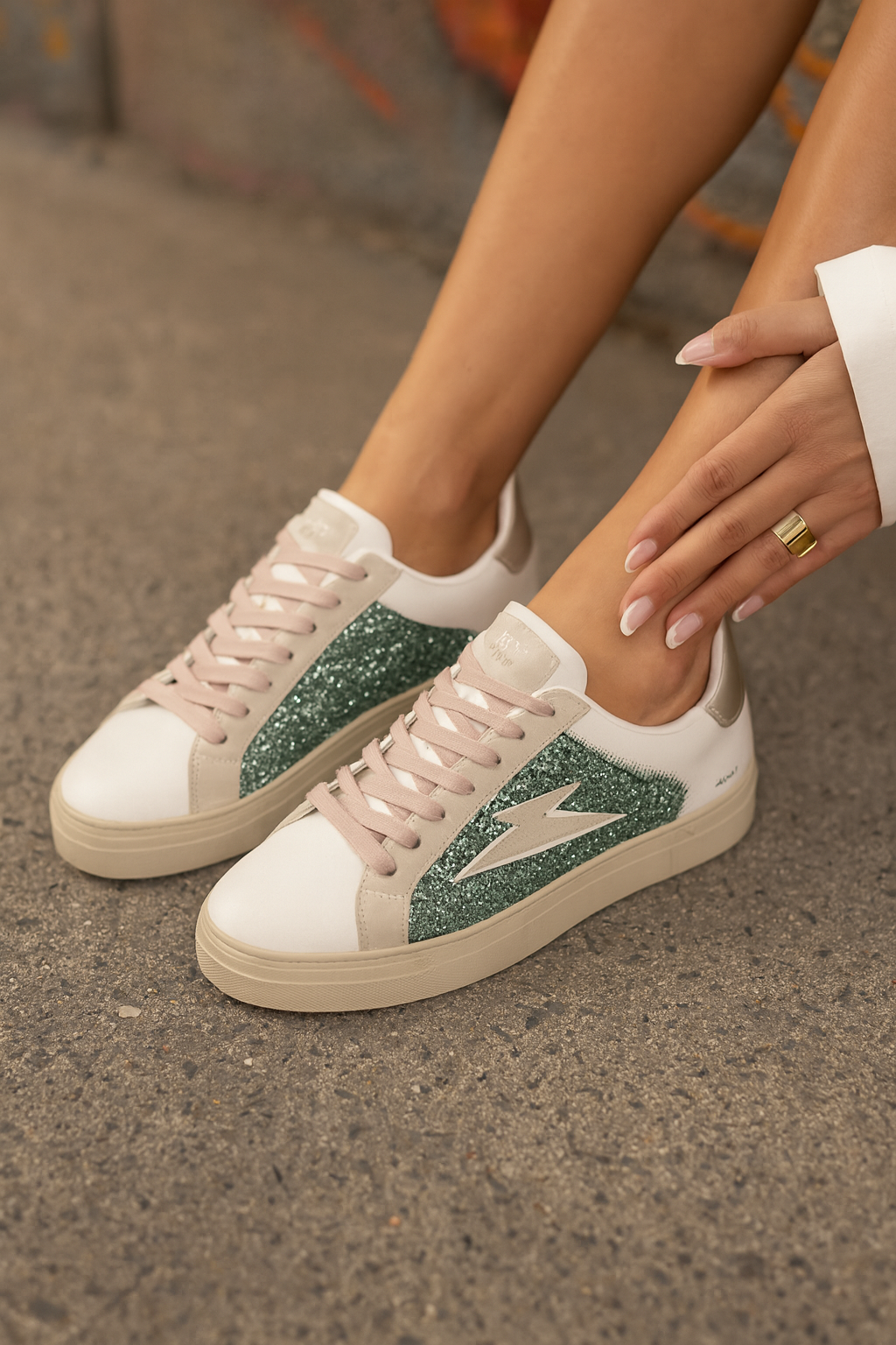 Baskets Lucky Base blanches paillettes argentees et details roses