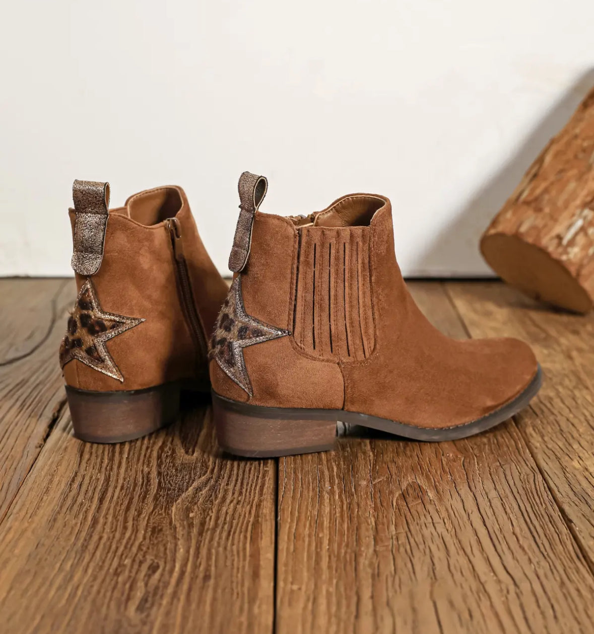Bottines en daim camel avec étoile léopard