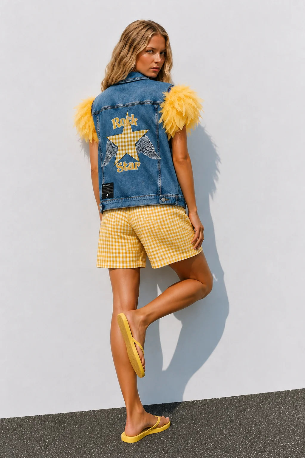 Gilet en jean bleu sans manches Rock Star avec plumes jaunes femme